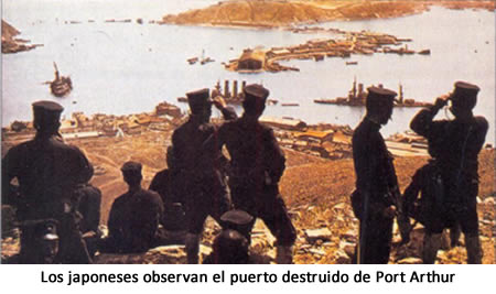 Los japoneses observan el puerto destruido de Port Arthur